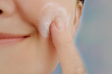 ত্বকে ময়শ্চারাইজারের কাজ করেঃ