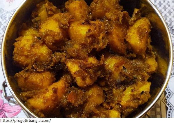মোগলাই-পরোটার-সঙ্গের-আলু-কষাmoglaier-alu-kosha-recipe-inbengali-রেসিপির-প্রধান-ছবি