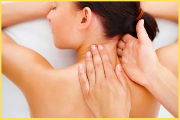 ঘাড়ে ব্যথা কমাতে মালিশঃ